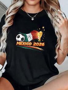 Bandera mexicana ondeando junto al trofeo dorado y un balón de fútbol simbolizando pasión nacional y unión deportiva rumbo al mundial México 2026 camiseta para mujer 100% algodón - Negro - Ver 1