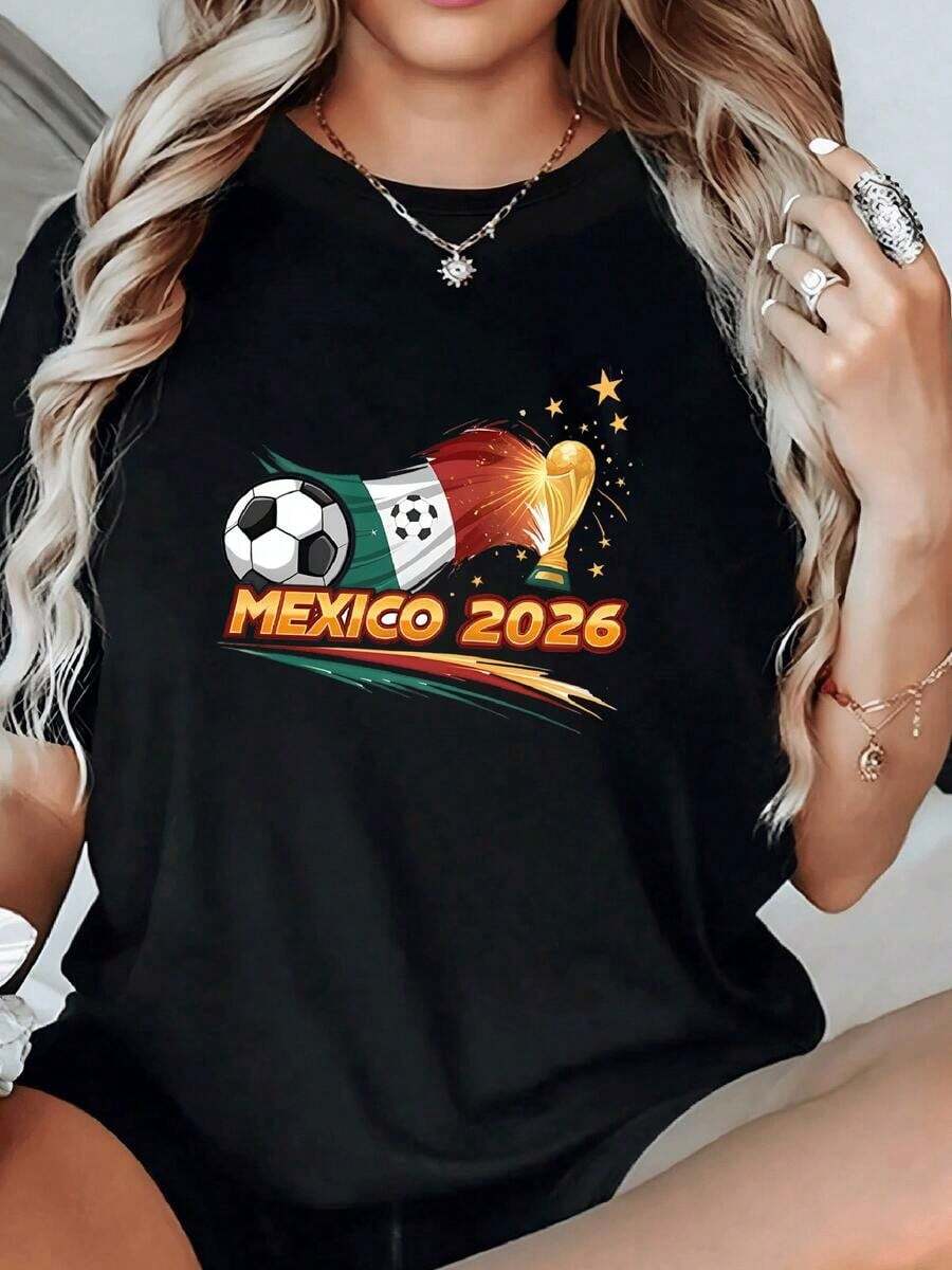 Bandera mexicana ondeando junto al trofeo dorado y un balón de fútbol simbolizando pasión nacional y unión deportiva rumbo al mundial México 2026 camiseta para mujer 100% algodón - Negro - Ver 1