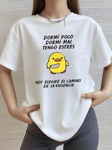 Yellow Duck With A Tired Expression Holding A Knife, Representing Sarcastic Humor And Playful Exhaustion. Ideal For Those Who Love Ironic Humor. Comfortable, Modern Casual Women's T-Shirt. - 白色 - 查看 1