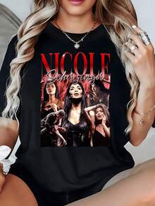 Mujer rodeada de luces rojas en un ambiente apasionado simbolizando fuerza confianza y energía interior que inspira poder femenino en cada movimiento camiseta de mujer casual moderna cómoda - Negro - Ver 8