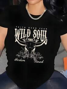 Camiseta de manga corta para mujer, con estampado de letras estilo vaquero "Wild Soul", cráneo de toro con motivos decorativos retro, diseño de letras góticas, cuello redondo. - Negro - Ver 7