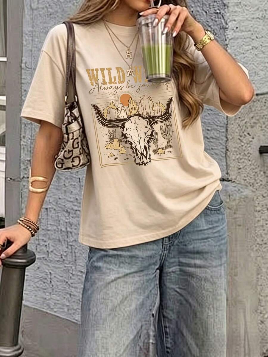 Playera Casual Oversize Mujer "Wild West" - Beige con Estampado de Cráneo de Toro y Cactus