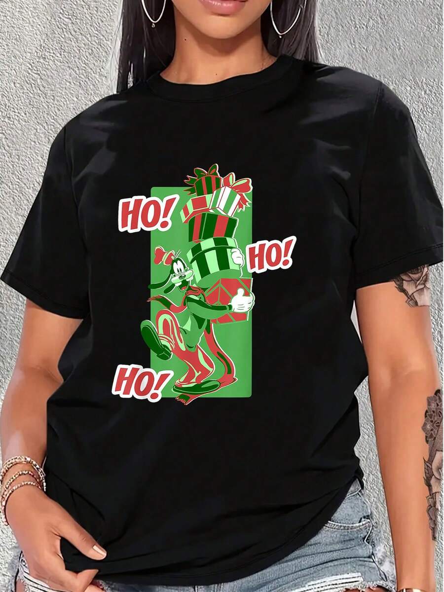 Figura alegre con personaje sonriente que sostiene una torre de regalos coloridos y transmite espíritu festivo navideño lleno de energía positiva y diversión camiseta de mujer suave y cómoda para uso diario - Negro - Ver 1