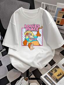 El estampado muestra un divertido personaje con sombrero disfrutando de un lugar llamado Louies Place, transmitiendo una energía alegre y relajada ideal para quienes aman el humor y la diversión en su ropa camiseta de mujer  cómoda y casual para uso diario - Blanco - Ver 2