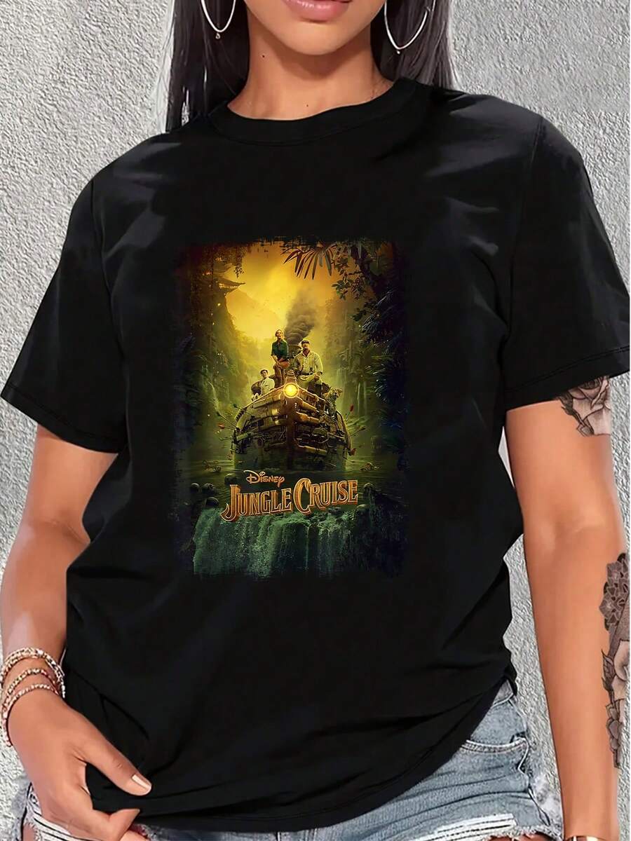 La imagen muestra una aventura en la selva con un barco navegando entre la niebla bajo una luz dorada que simboliza exploración y valentía camiseta de mujer casual de manga corta cómoda y transpirable - Negro - Ver 1