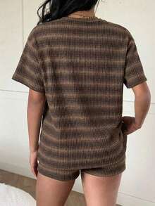 Conjunto de camiseta de manga corta y pantalones cortos de punto a rayas para mujer de estilo casual - Marrón Chocolate - Ver 2