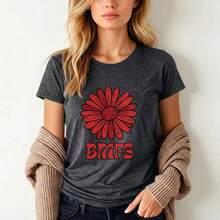 Women's Cut Billy Strings Red Daisy T-Shirt: BMFS Ladies Shakedown Lot Style Teeblusas Para Mujer>Shirt Blouses For Women - 白色 - 查看 3