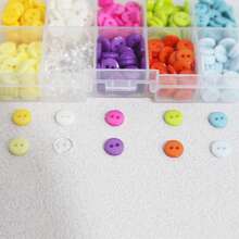 500 piezas/Caja Botones pequeños de 0,9 cm con 2 agujeros de colores variados - 1 caja - Ver 6