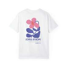 Camiseta Cristiana con Gráficos "Joyful in Hope" de , Camiseta de Jesús, Estilo Retro Boho Floral, Camiseta Cristiana con Flores Silvestres, Versículo Bíblico, Estética de Alta Calidad - Blanco - Ver 3