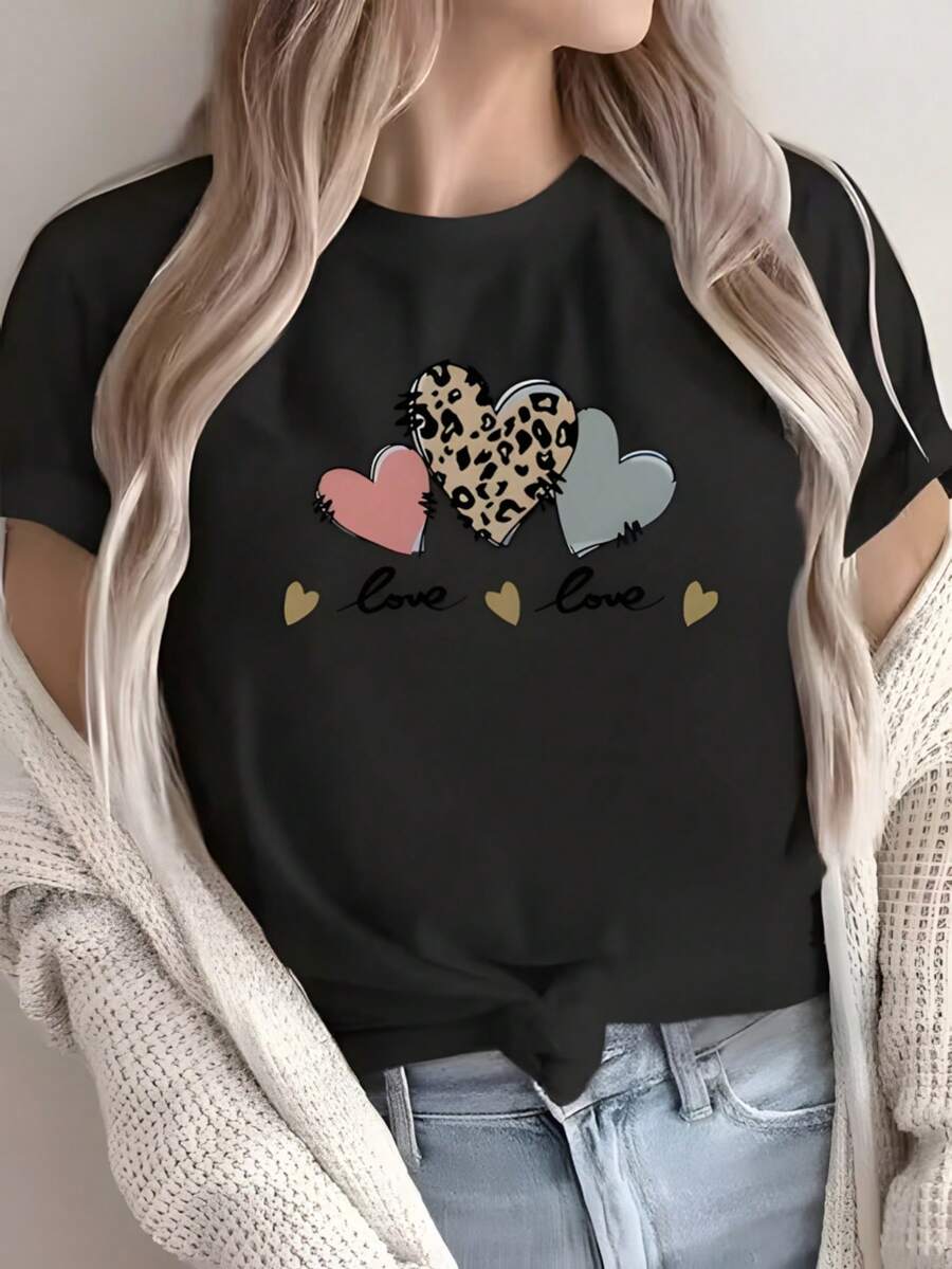 Camiseta de mujer con tres corazones en rosa, estampado animal y azul claro, letras de "Love" escritas a mano y pequeños corazones decorativos dorados. - Negro - Ver 1