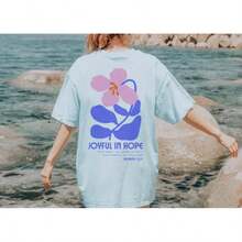 Camiseta Cristiana con Gráficos "Joyful in Hope" de , Camiseta de Jesús, Estilo Retro Boho Floral, Camiseta Cristiana con Flores Silvestres, Versículo Bíblico, Estética de Alta Calidad - Blanco - Ver 2