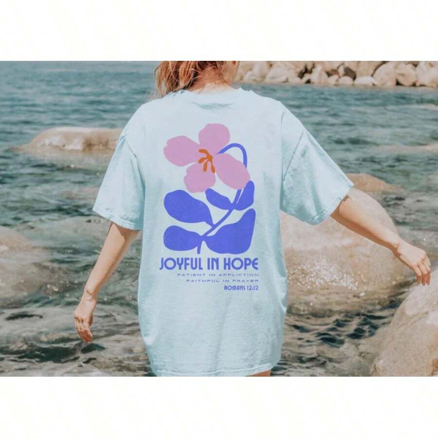 Camiseta Cristiana con Gráficos "Joyful in Hope" de , Camiseta de Jesús, Estilo Retro Boho Floral, Camiseta Cristiana con Flores Silvestres, Versículo Bíblico, Estética de Alta Calidad - Blanco - Ver 1