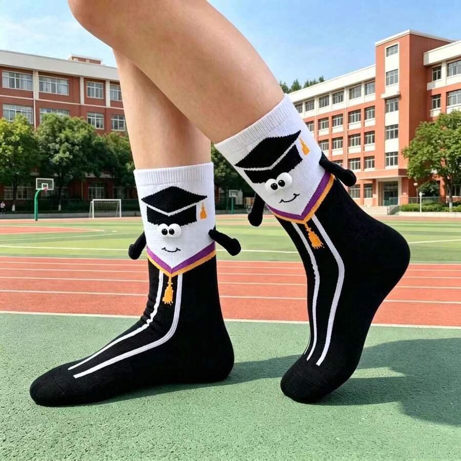 1 đôi tất dài đến bắp chân unisex dễ thương chủ đề mũ tốt nghiệp hoạt hình, thiết kế hình búp bê nắm tay vui nhộn, phù hợp với trang phục lễ tốt nghiệp. - màu đen - Xem 1