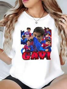 Players Celebrating Passionately On The Field, Showing Energy And Unity In Red And Blue Tones That Convey Strength And Attitude. Modern, Comfortable Women's T-Shirt, Ideal For Casual And Sporty Use. - 白色 - 查看 8