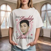T-Shirt, "But Dad, I Love You," Valentine's Day Design T-Shirt. Casual T-Shirts For Women: A Collection That Includes Casual Tees, Tops, And T-Shirts Ideal For Everyday Wear. Made With Lightweight And Breathable Fabrics, These Garments Feature A Vintage-Inspired Aesthetic, Making Them A Great Choice For Both College Life And Everyday Outfits. The Designs Are Charming And Pretty, With A Comfortable And Flattering Cut. Thanks To Their Classic Style, Soft-To-The-Touch Fabrics, And Pleasant Feel Against The Skin, These Garments Have A Distinctive Mexican-Inspired Flair. - 白色 - 查看 1