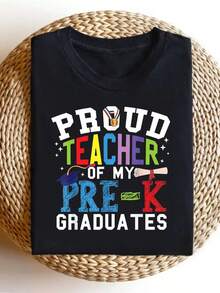 Camiseta de maestro orgulloso de mi graduado de preescolar, unisex, camiseta estampada de manga corta para el verano de 2026, una prenda de manga corta adecuada para el hogar, uso diario, fiestas y viajes, perfecta como regalo para amigos o familiares. - Negro - Ver 1