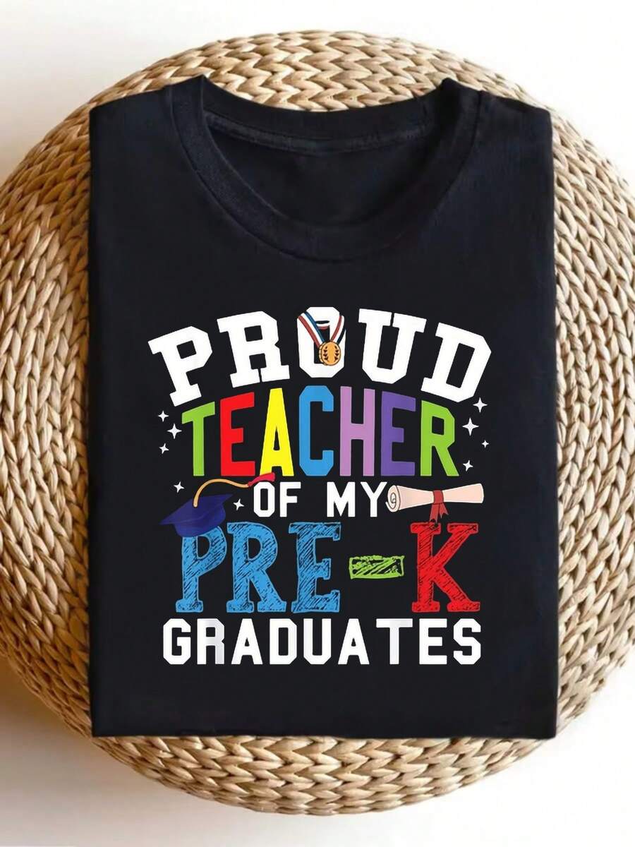 Camiseta de maestro orgulloso de mi graduado de preescolar, unisex, camiseta estampada de manga corta para el verano de 2026, una prenda de manga corta adecuada para el hogar, uso diario, fiestas y viajes, perfecta como regalo para amigos o familiares. - Negro - Ver 1