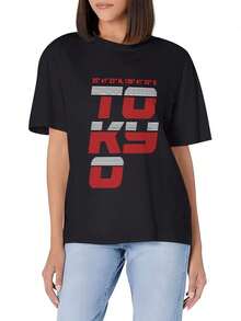 Un detalle de un texto rojo y blanco sobre un fondo negro. Camiseta casual de manga corta para mujer, corte ajustado, de algodón suave, cuello redondo, básica y versátil, ideal para el verano, estilo unisex. - Negro - Ver 1