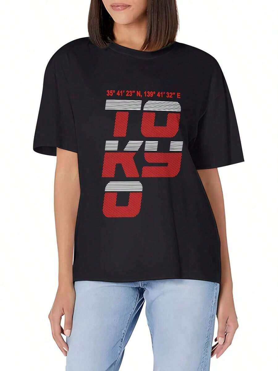 Un detalle de un texto rojo y blanco sobre un fondo negro. Camiseta casual de manga corta para mujer, corte ajustado, de algodón suave, cuello redondo, básica y versátil, ideal para el verano, estilo unisex. - Negro - Ver 1