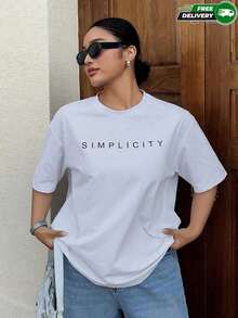 100% Cotton. This Women's Short-Sleeved T-Shirt Is Ideal For Everyday Wear, Casual Outings, Leisurely Commutes, Relaxing Weekends, And Urban Activities. It Features A Simple "SIMPLICITY" Print On The Chest, A Classic Crew Neck, And Regular-Cut Short Sleeves. This Basic, Casual, And Simple T-Shirt Is Versatile And Perfect For Urban Life And The Office, Making It An Ideal Choice For Spring And Summer. Shipping Available Within Mexico. - 白色 - 查看 4
