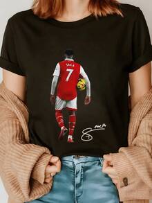 Image Of A Player Walking With The Ball Showing Passion For Football, Energy And Determination, Reflecting Strength And Sportsmanship. Comfortable Casual Women's T-Shirt For Everyday Wear. - 黑色 - 查看 1