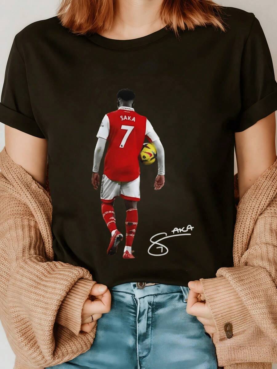 Image Of A Player Walking With The Ball Showing Passion For Football, Energy And Determination, Reflecting Strength And Sportsmanship. Comfortable Casual Women's T-Shirt For Everyday Wear. - 黑色 - 查看 1