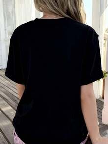 Designed For Modern, Stylish, And Comfortable Women. This Fun "Gran Saurus" T-Shirt Features A Dinosaur Design. Made With Premium Soft And Breathable Fabric, It's Designed For All-Day Comfort And Versatile Everyday Wear, Perfect For Casual Outings. - 黑色 - 查看 3