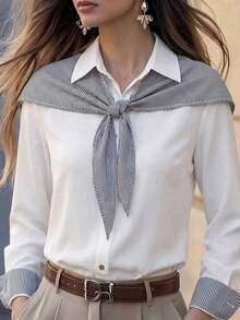 Camisa elegante de mujer de tela tejida blanca, con cuello de pañuelo de seda a rayas, cierre con botones, mangas largas con puños, diseño de hombros caídos, bajo regular. - Blanco - Ver 9