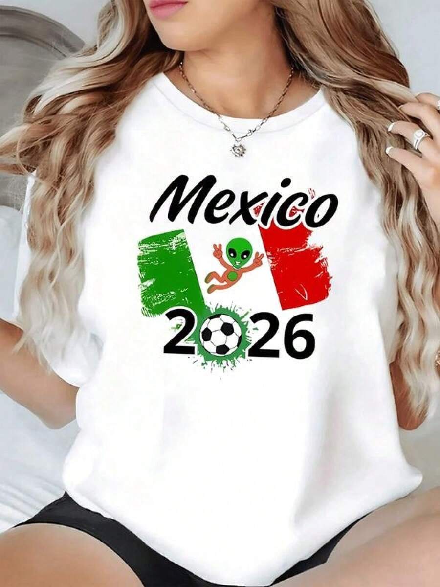 Bandera de México con un pequeño extraterrestre celebrando el espíritu futbolero del año 2026 simbolizando unión y pasión por el deporte camiseta de mujer casual moderna para fans del fútbol - Negro - Ver 1
