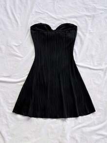 Vestido corto de mujer con textura de onda de punto blanco para resort, con escote bandeau, corte en la cintura, y bajo en línea A. Apropiado para fiestas, citas, té de la tarde, playa, verano y festivales musicales - Negro - Ver 2