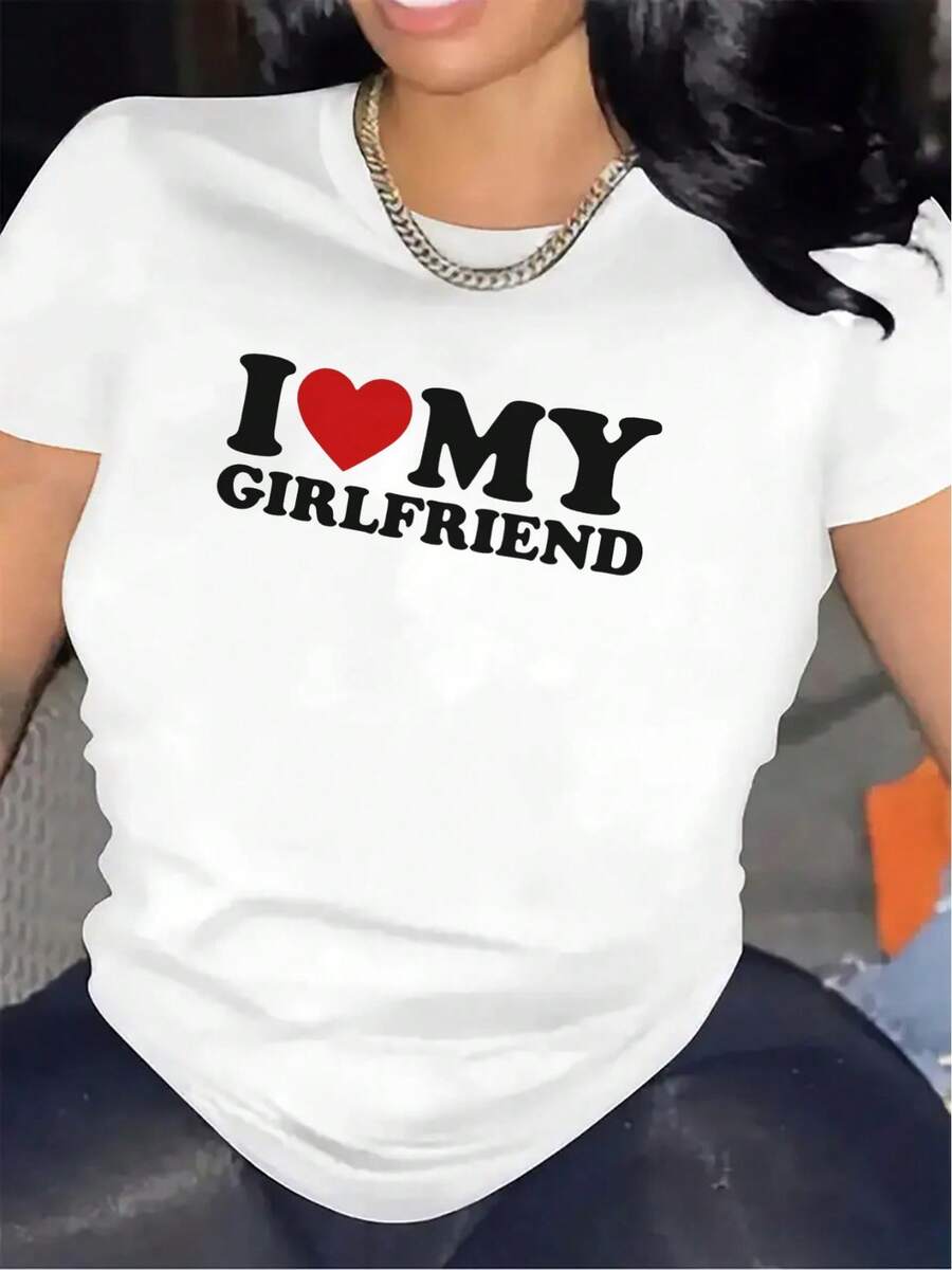 Camiseta de poliéster con la frase "I MY GIRLFRIEND" impresa, adecuada para uso casual en restaurantes; hecha de tela duradera y ligera, cómoda para el uso diario informal; diseño de moda unisex, perfecta como regalo para parejas para pasar tiempo íntimo juntos. - Blanco - Ver 1