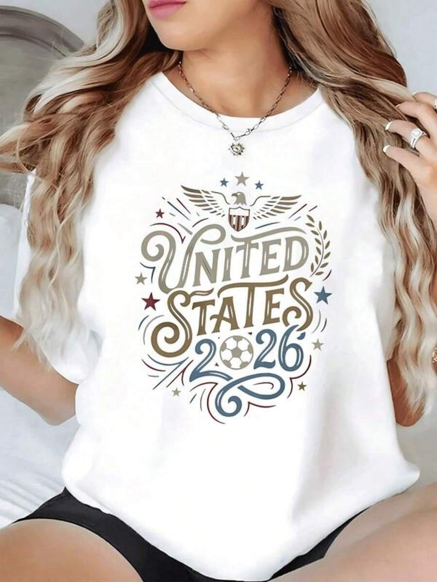 Águila con escudo sobre la palabra United States 2026 rodeada de estrellas y balón que simboliza espíritu deportivo y unión internacional llena de energía patriótica inspirada en la pasión por el fútbol camiseta de mujer - Negro - Ver 1