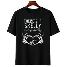 "Manos de Esqueleto Formando un Corazón" - Estampado Gráfico Humorístico y Peculiar - Camiseta Casual de Cuello Redondo para Mujer en Tallas Grandes (Primavera/Verano) - Negro - Ver 1