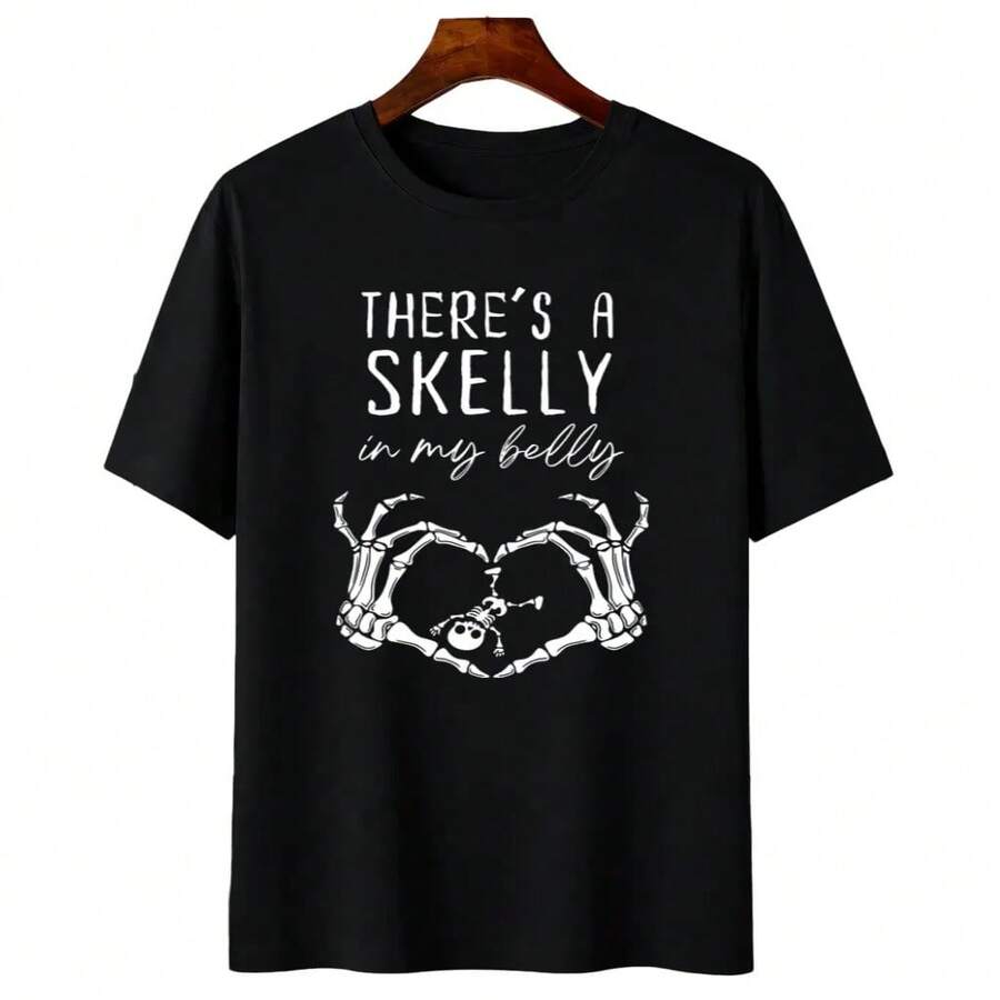 "Manos de Esqueleto Formando un Corazón" - Estampado Gráfico Humorístico y Peculiar - Camiseta Casual de Cuello Redondo para Mujer en Tallas Grandes (Primavera/Verano) - Negro - Ver 1