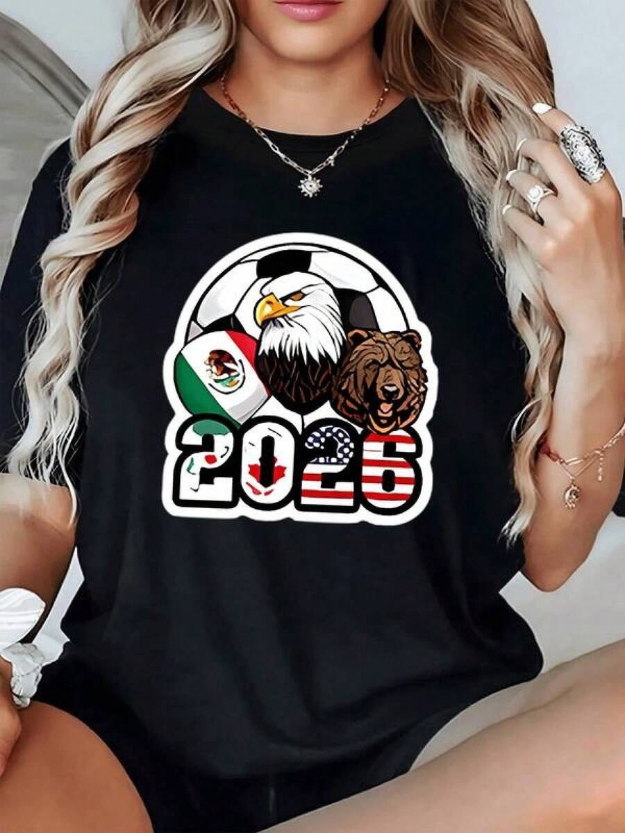 Águila y oso con bandera mexicana estadounidense y canadiense sobre balón simbolizando unión y pasión futbolera rumbo al torneo 2026 camiseta de mujer casual moderna cómoda para aficionados del deporte - Negro - Ver 1