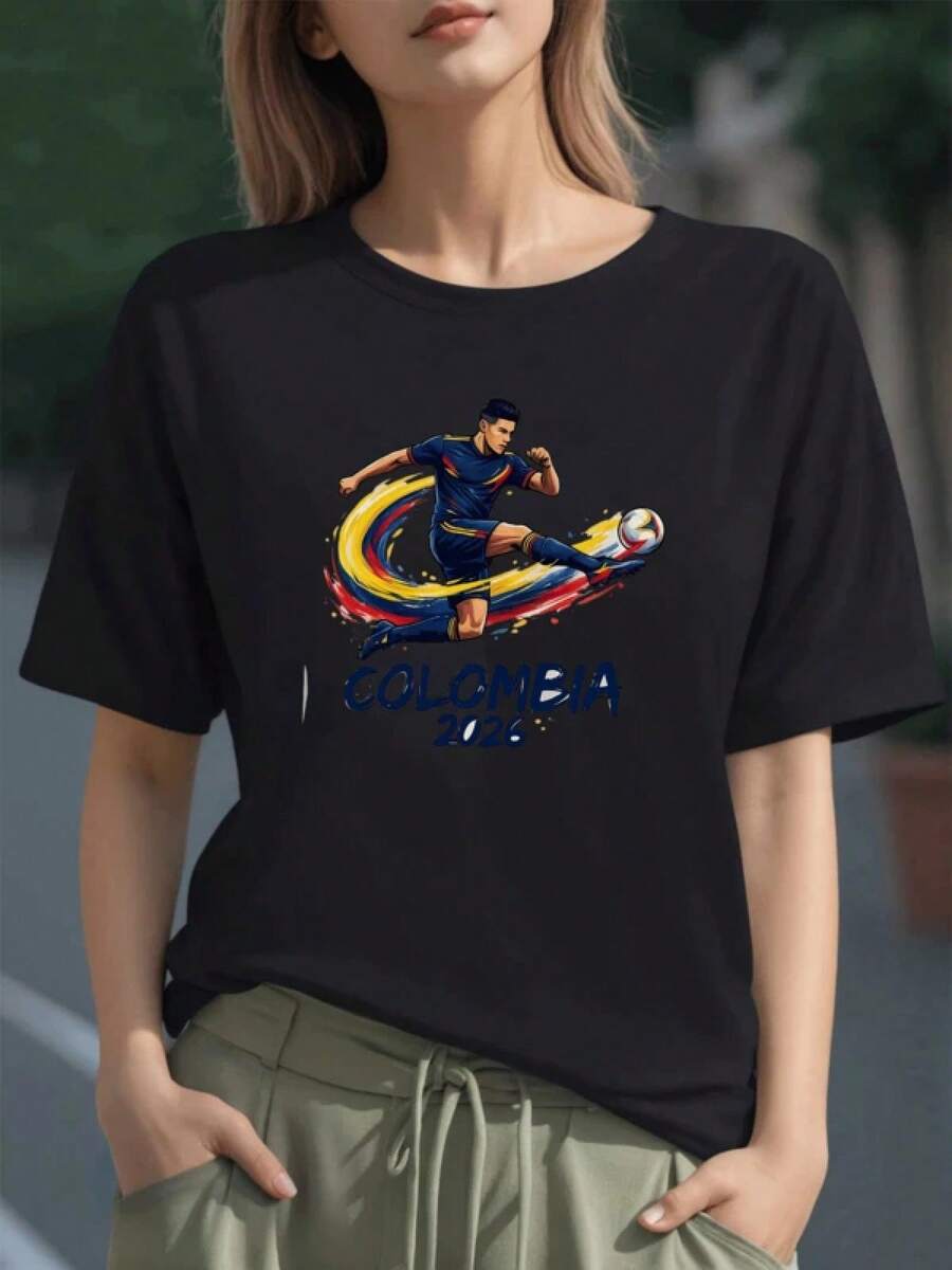 Jugador de fútbol en acción con trazos de colores que simbolizan fuerza energía y pasión por el deporte camiseta de mujer 100% algodón cómoda y moderna - Negro - Ver 1