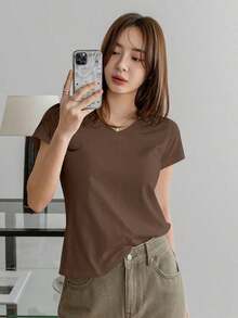 Camiseta de mujer de unicolor con cuello en V y manga corta, estilo de negocios casual de verano "Old Money" para ropa de trabajo de mujer - Café integral - Ver 3