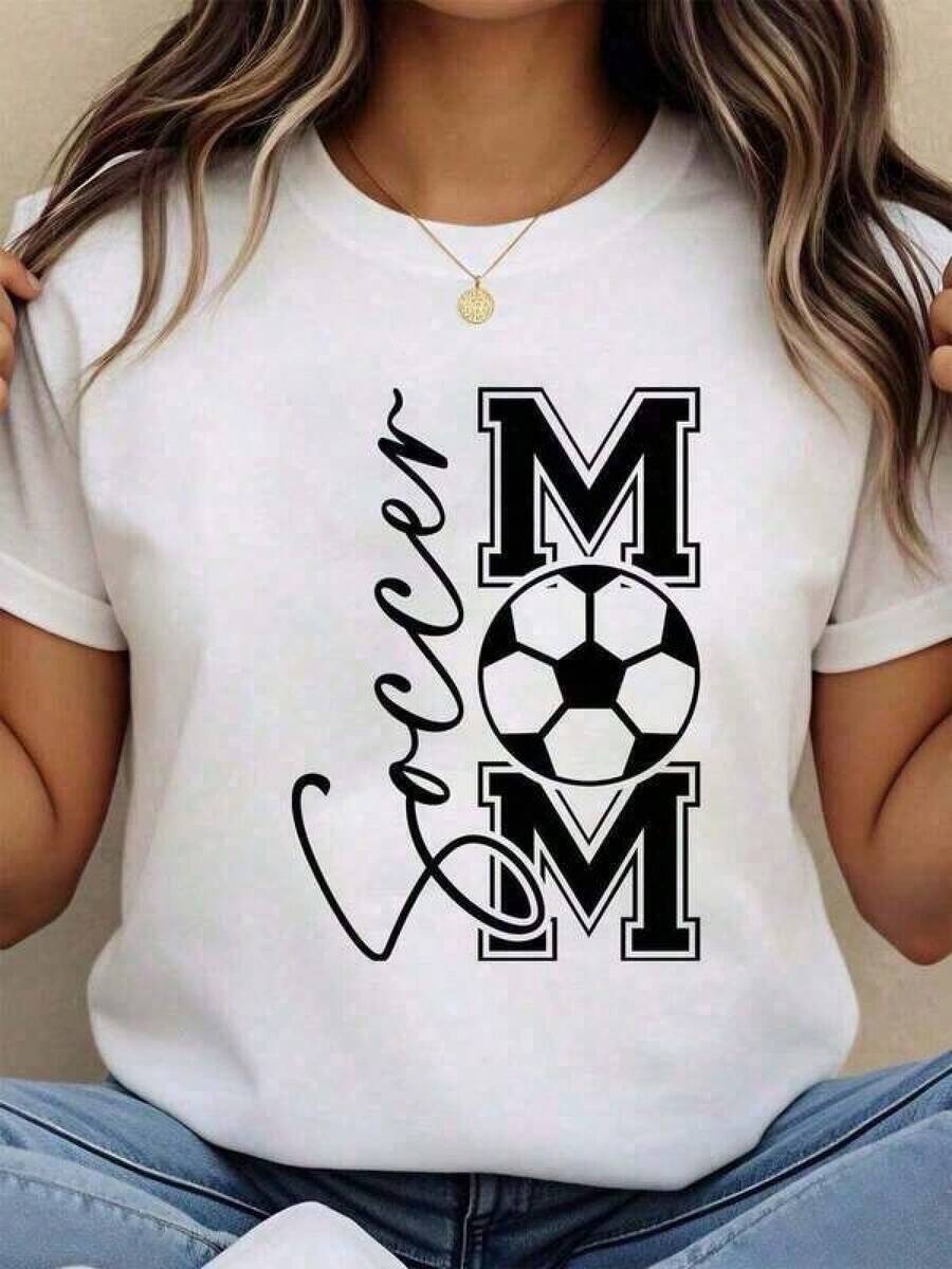Camiseta con estampado gráfico SoccerMom, estilo casual con diseño de balón de fútbol para mujeres, ropa para fanáticas del deporte, ropa de Pascua para mujeres, ropa de regalo para el Día de la Madre, ropa casual unisex en colores del equipo para la Copa Mundial 2026, ropa de la Copa Mundial, ropa para el día del partido, camiseta oversize unisex de la selección de fútbol de EE. UU., ropa de verano para mujeres.Camiseta Unisex de Estilo Urbano Vintage, Holgada, de Manga Corta y Cuello Redondo,% Algodón - Negro - Ver 1