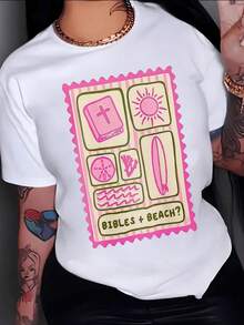 Dibujo que representa la conexión espiritual entre la fe y el mar con símbolos del sol la Biblia una tabla de surf y elementos de playa creando una sensación de alegría y reflexión camiseta de mujer casual moderna - Blanco - Ver 8