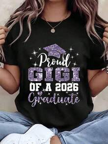 Designed For Modern, Stylish, And Comfortable Women. This "Proud Of Gigi" Print Tee Features A Glittery Prom Cap. With A Crew Neck, Regular Fit, This Casual Women's Tee Makes A Great Gift. Made From A 220g Cotton Blend, It's Crafted From Premium Soft, Breathable Fabric Designed For All-Day Comfort And Versatile Everyday Wear, Perfect For Casual Outings. - 黑色 - 查看 6