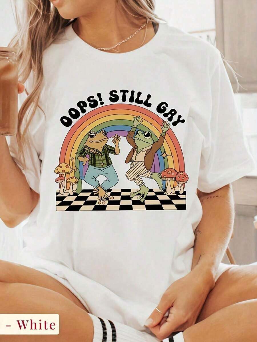 LooseCamiseta "Oops Still Gay", Orgullo Rana, Camiseta Divertida BTQ, Camiseta Retro de Rana Arcoíris, Camiseta de Rana Queer, Camiseta de Rana Disco, Camiseta Divertida Gay. Camiseta de algodón grueso de 220 g para mujer (Top blanco para mujer). Confeccionada en algodón 100 % puro, grueso y transpirable, esta tela gruesa de 220 g ofrece comodidad y durabilidad. Perfecta para el verano, es ideal para el trabajo, el gimnasio, viajes, salidas informales, deportes al aire libre o para usarla en cualquier temporada. Una prenda básica versátil: ideal para la escuela, la ropa de calle o simplemente para relajarse en casa. Camisetas de mujer. Camiseta básica de algodón con cuello redondo para mujer. - Blanco - Ver 1