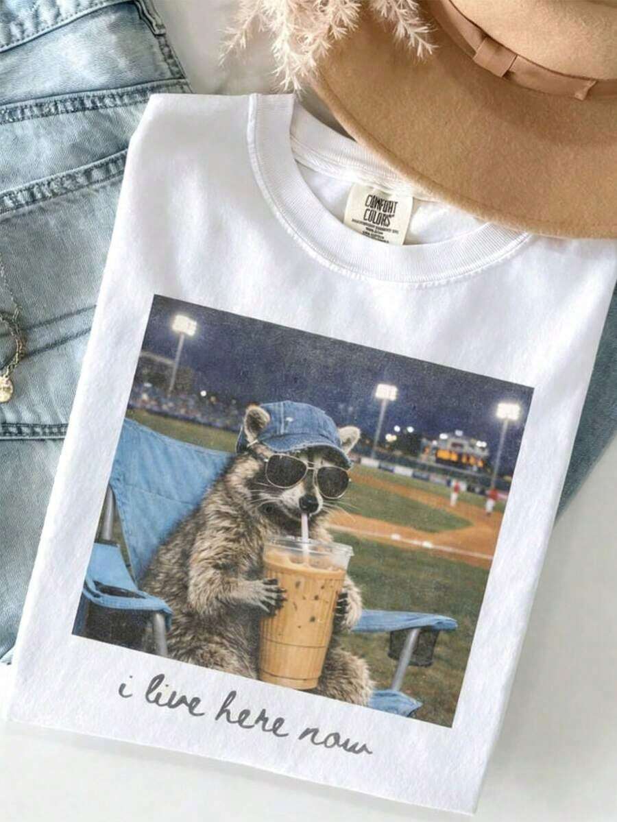 Camiseta "Raccoon I Live Here Now", Camiseta Divertida para el Día del Partido en el Campo de Béisbol, Camiseta para Mamá de Softbol, Camiseta para Mamá de Béisbol, Camiseta para Mamá de TBall, Camiseta para Mamá de Béisbol - Blanco - Ver 1