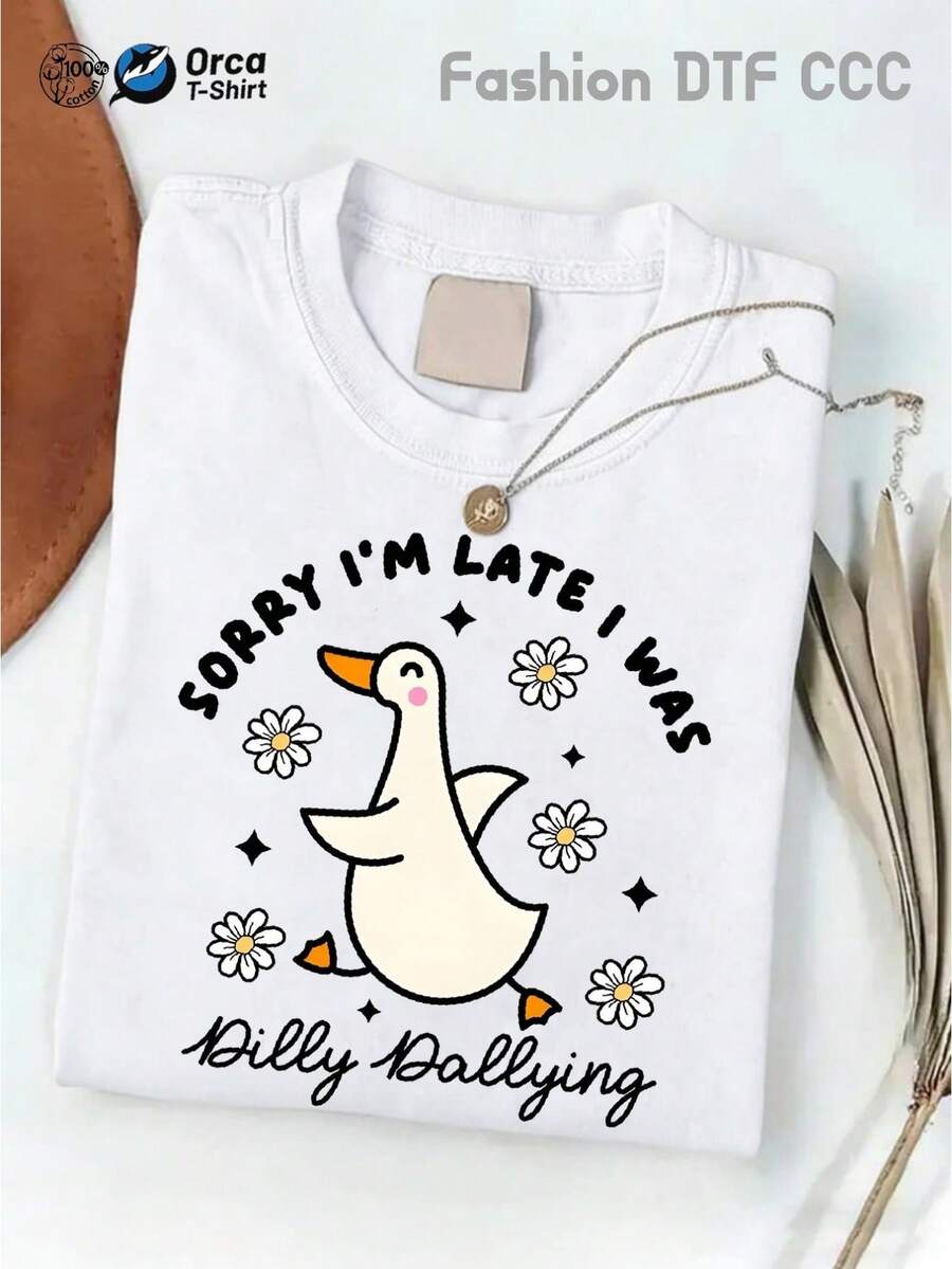 Camiseta con estampado de pato, elegante y hermosa, de manga corta casual, top de mujer con diseño de dibujos animados, diseño de texto divertido "Lo siento, me retrasé, estaba retrasándome", ropa de verano moderna y a la moda, estilo relajado y con humor, adornos florales múltiples, adecuada para salidas diarias y reuniones, fresca, sencilla y versátil. - Blanco - Ver 1