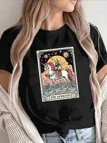 Camiseta de manga corta ligera y duradera con un estampado vibrante del tarot 'El Juicio', ideal para salidas casuales en casa, cafeterías o actividades al aire libre, con un ajuste cómodo - Negro - Ver 1