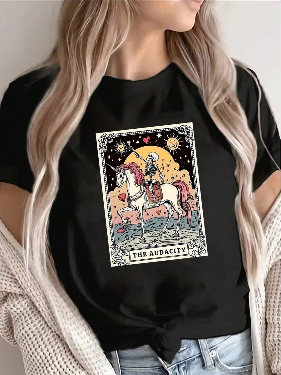 Camiseta de manga corta ligera y duradera con un estampado vibrante del tarot 'El Juicio', ideal para salidas casuales en casa, cafeterías o actividades al aire libre, con un ajuste cómodo - Negro - Ver 1