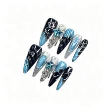 Uñas postizas de estilo Y2K azul y negro, con forma de stiletto larga, decoradas con cristales de strass en 3D y cadena de plata. Uñas brillantes y punk, reutilizables y usables. Uñas postizas de estilo Y2K cool y grunge, con base degradada de negro y azul, decoradas con cristales de strass azules en 3D y ornamento de cadena de plata, con arte lineal dibujado a mano, forma de stiletto larga y acabado brillante para usar en salidas nocturnas y streetwear. - Multicolor - Ver 13