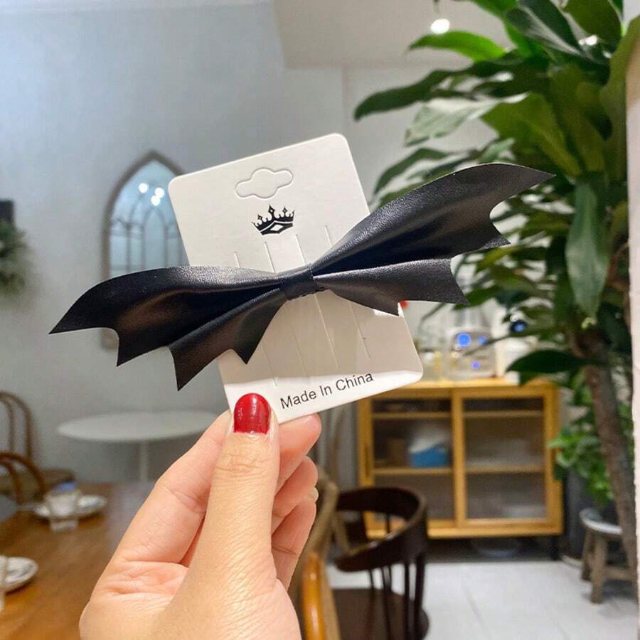 1 pieza, Clip de pelo con textura de cuero de murciélago de 2.75 pulgadas, adecuado para atuendos de fiesta festiva, accesorio de peinado DIY, regalo para amigos y compañeros de clase, clip de pelo que mejora la atmósfera - Pinza para el cabello con estampado de murciélago y diseño de cuero - Ver 1
