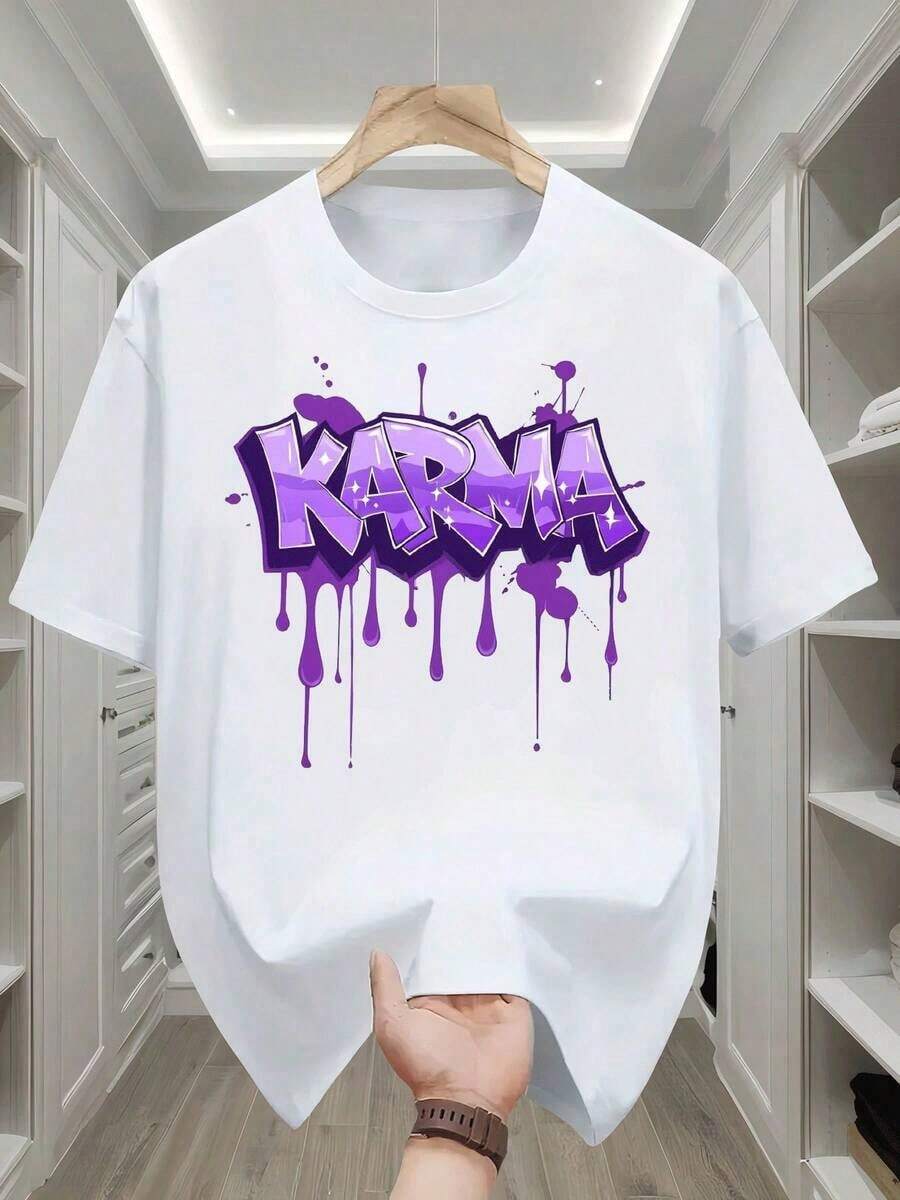 Camiseta Deportiva para Hombre, Estilo Urbano, con Estampado Gráfico de Letras 'Karma' en Grafiti Morado y Estrellas con Salpicaduras de Pintura - Morado Neón y Estampado Gráfico, Camiseta Casual de Manga Corta con Cuello Redondo para Adultos, Moda Urbana, Ajuste Cómodo, Diseño Relajado, Talla Grande - Blanco - Ver 1