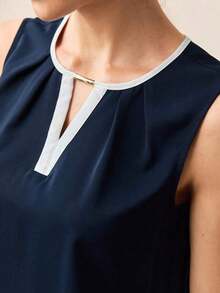 Camiseta sin mangas con detalle de pliegues y ribete de contraste para mujer, blusa formal elegante para el transporte urbano, uso casual de negocios - Azul marino - Ver 4