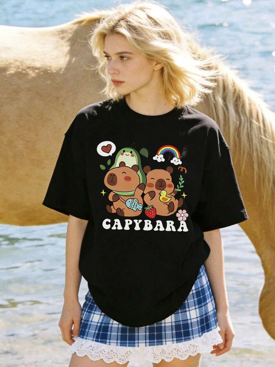 Women's Soft, Casual, Crew-Neck Short-Sleeve T-Shirt Featuring An Adorable Chibi-Style Design Of Two Capybaras With Rainbows, Clouds, Strawberries, Flowers, And Sparkling Stars. Perfect For Girls And Students, With A Flat Illustration Style That's Relaxing And Anime-Inspired. Black. - 黑色 - 查看 1
